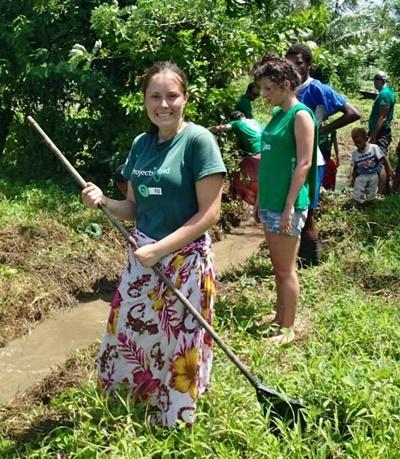Rikke på Natur- og Miljøprosjektet på Fiji Rikke Mangor-Jensen raker i gresset på Natur- og Miljøprosjekt på Fiji