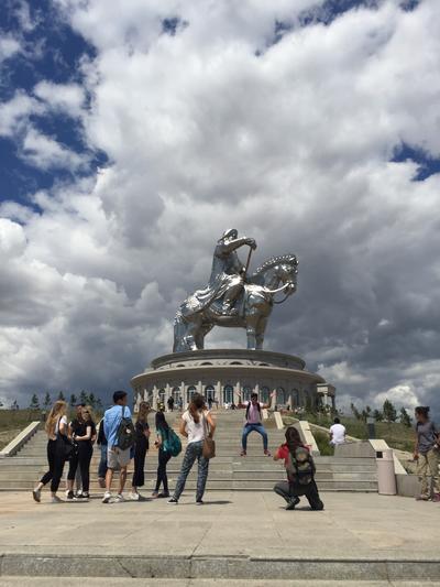 Pomnik Pomnik Dzingis Chana (Mongolia) Wolontariusze oglądają pomnik Dzingis Chana w Mongolii