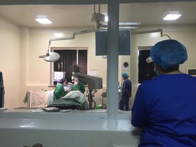 Sala zabiegowa (Mongolia) Wolontariusze przyglądają się pracy na Sali zabiegowej