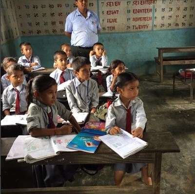 Dzieci w nepalskiej szkole Dzieci z lokalnej szkoły uśmiechają się do zdjęcia